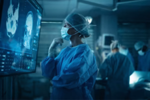 Radiologista em centro hospitalar analisando imagem radiográfica na tela do computador - Profissional qualificado em radiologia hospitalar - Cooperativa Uninter