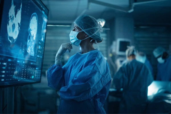 Radiologista em centro hospitalar analisando imagem radiográfica na tela do computador - Profissional qualificado em radiologia hospitalar - Cooperativa Uninter