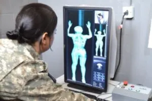 Procedimento seguro de radiologia: profissional capacitado monitora exame em body scanner com atenção aos protocolos.